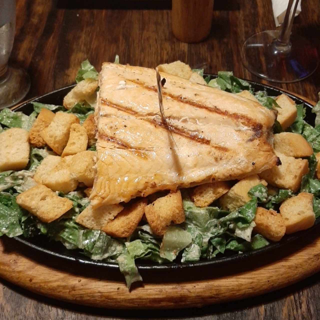 ensalada cesar con salmon