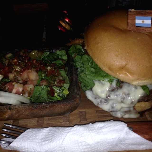 Pacho's Burger con ensalada