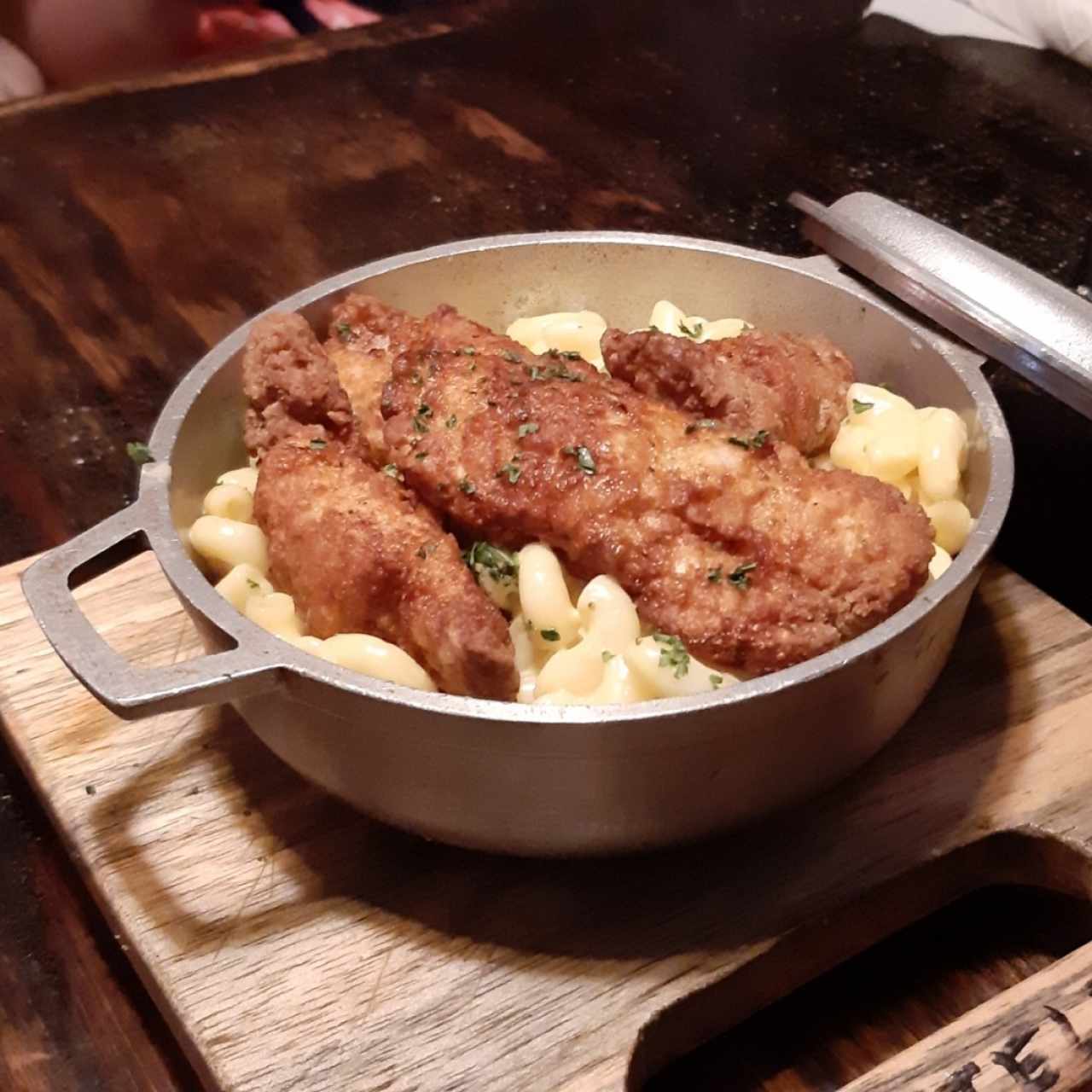 Mac & Cheese con deditos de Pollo