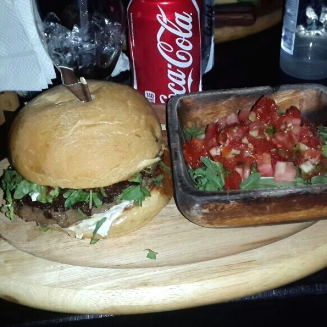 Hamburguesa kobe con ensalada