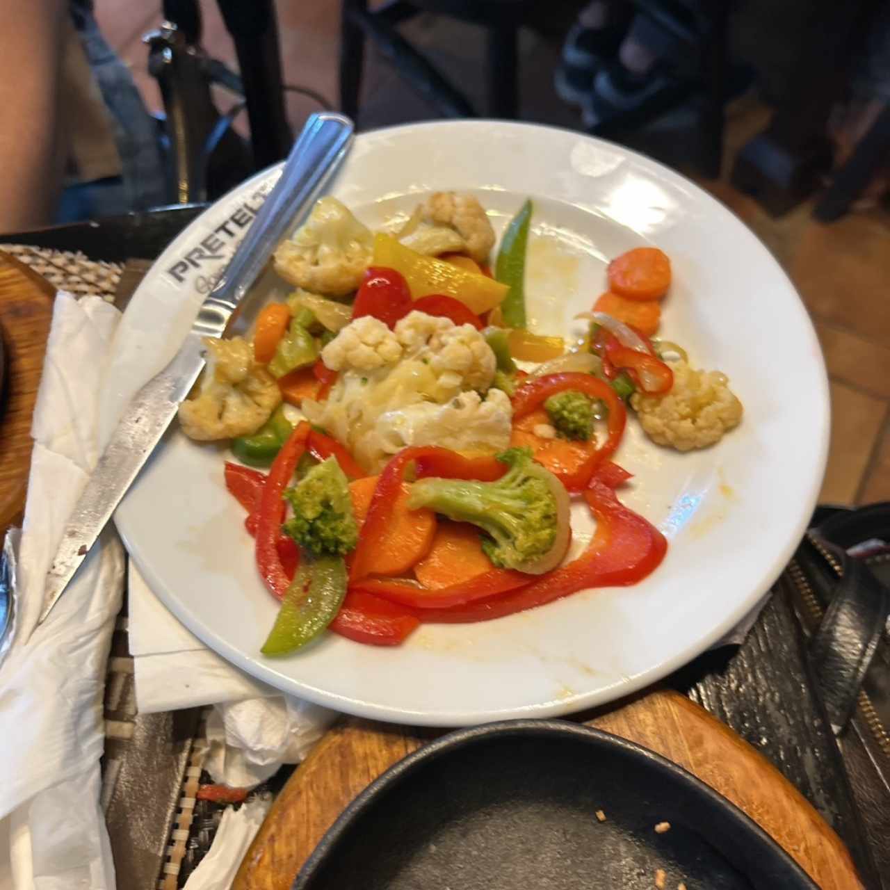 ARROZ PILAF , PAPAS FRITAS, PAPAS WEDGE , PURÉ RUSTICO,YUQUITAS,AROS DE CEBOLLA, VEGETALES AL VAPOR , MAC Y CHEESE.