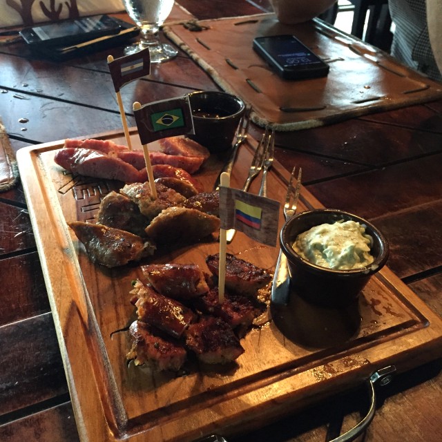 Bandeja de chorizo argentino, brasileño y colombiano