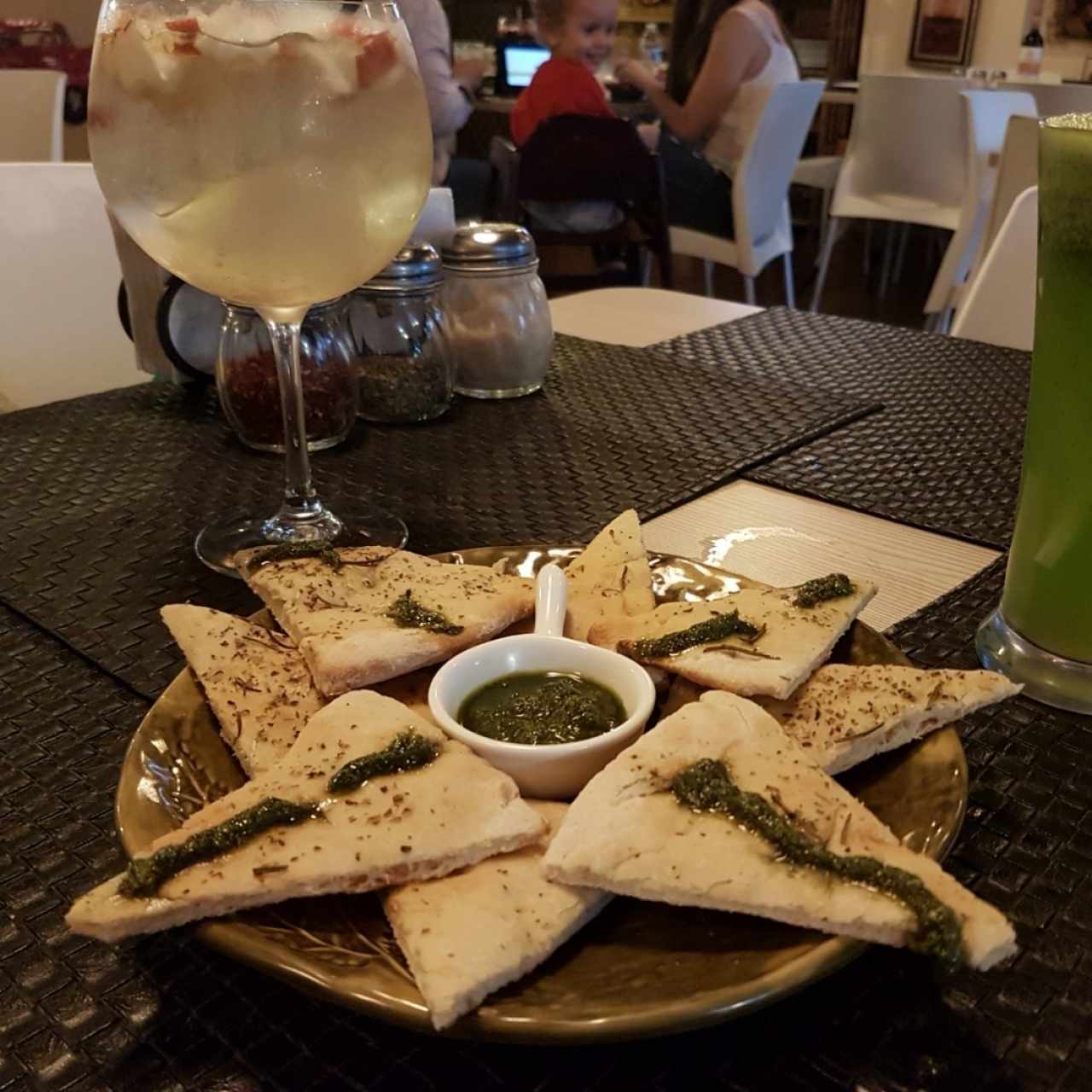 foccacia con pesto y sangría de vino blanco