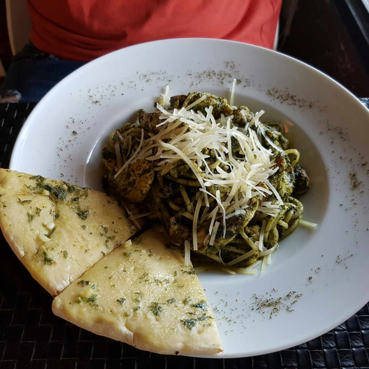 pasta en salsa pesto de albahaca y pollo