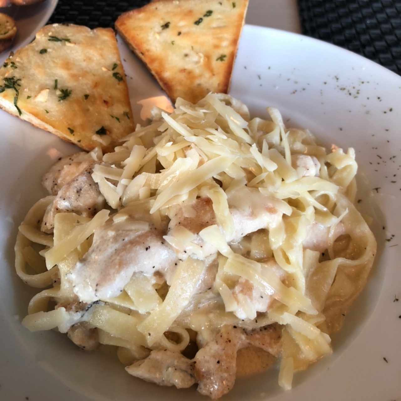 fetuccini con pollo. 