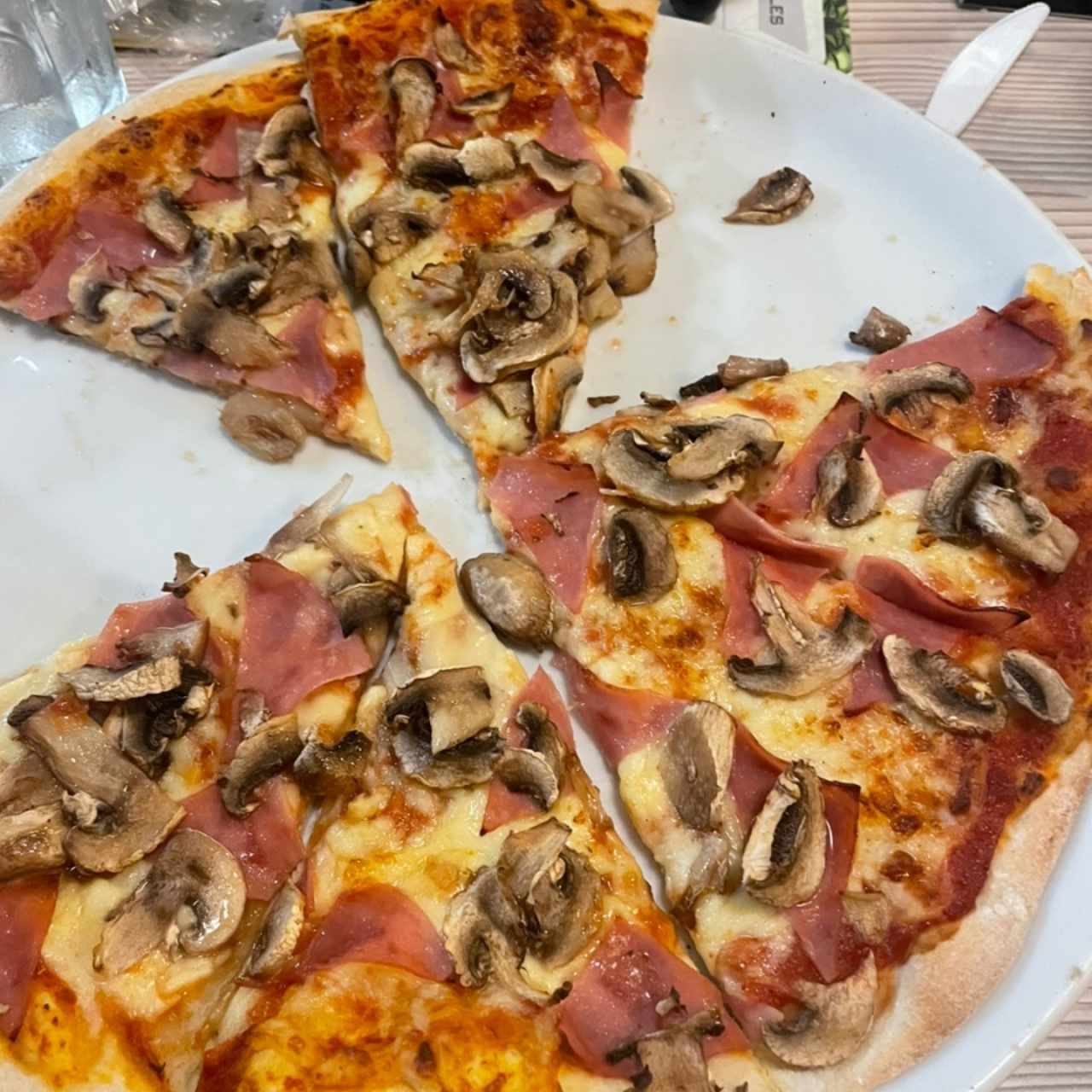 Pizza de jamón con hongos