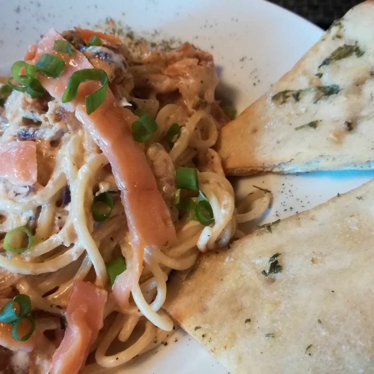 Spaguetti en salsa de salmón ahumado