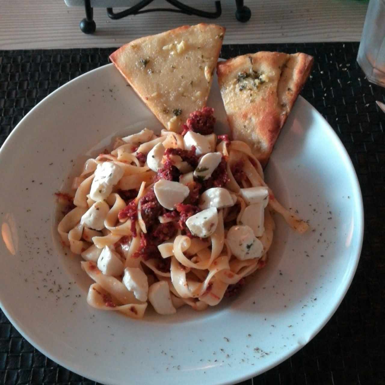 Pesto de tomates secos y queso de búfala