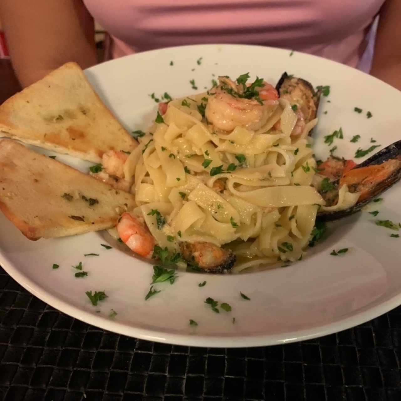 Fettucine con salmon y camarones al oleo