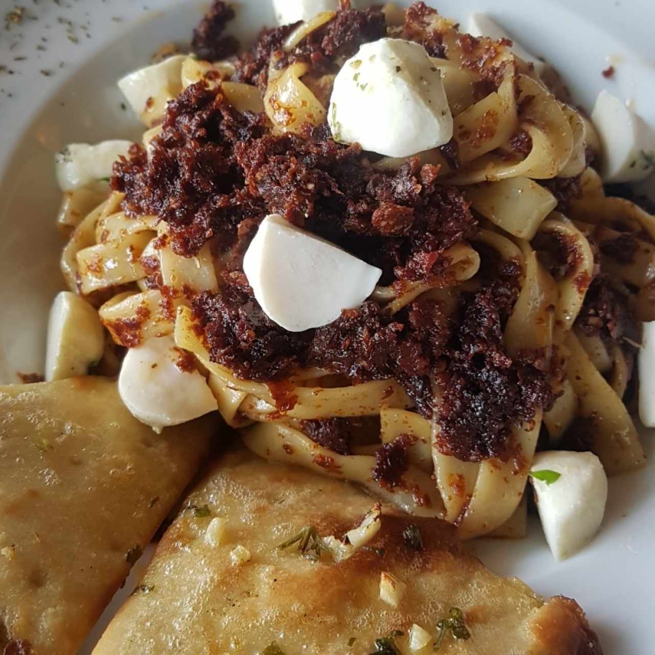 Pesto de tomates secos y queso de búfala