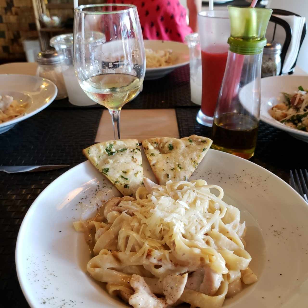 Fetuccini con Pollo en salsa blanca