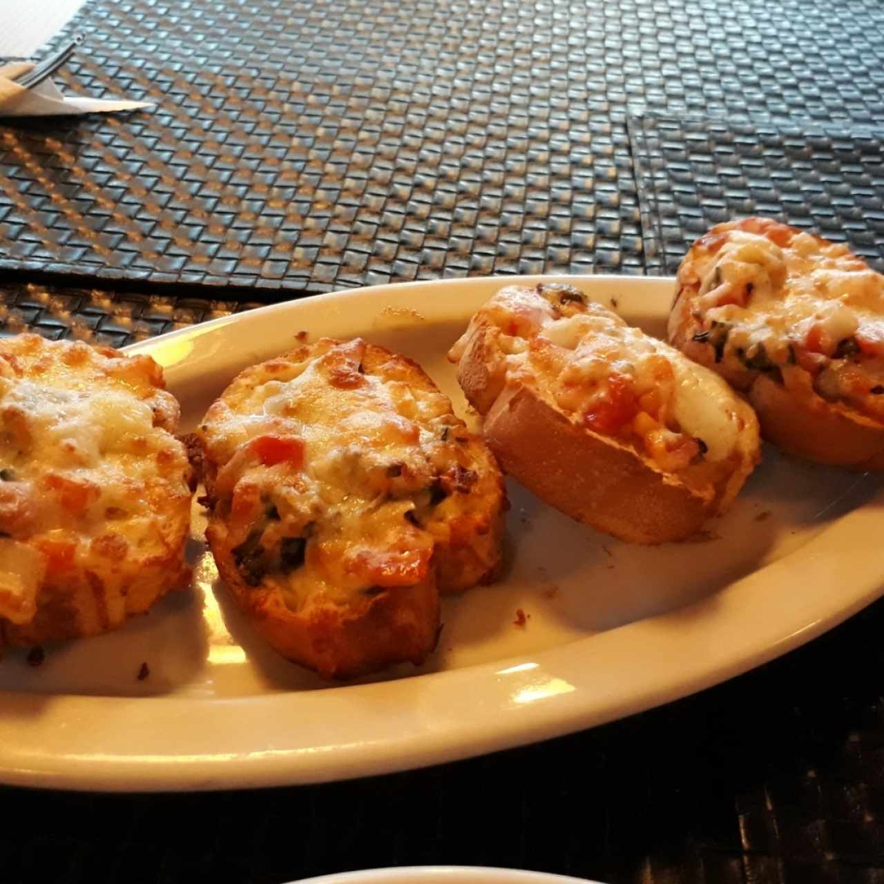 Bruschetta de tomate con albahaca