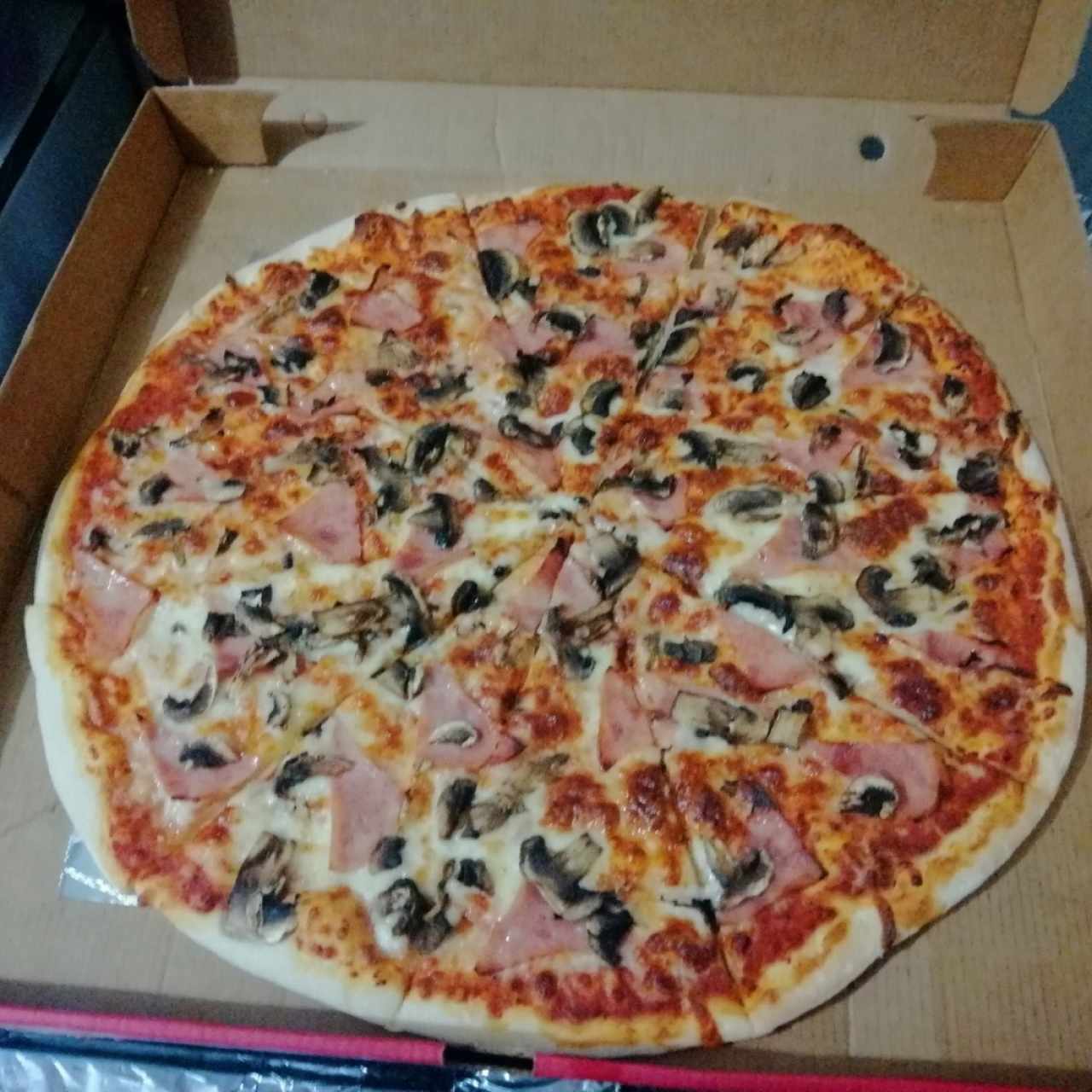 Pizza jamón y hongo 