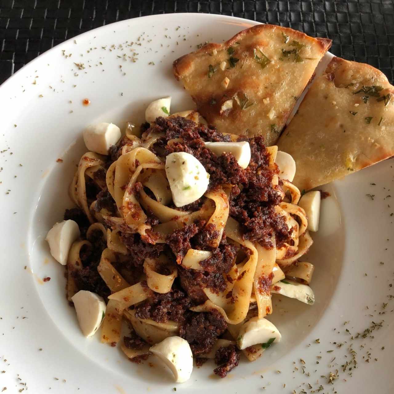 Pesto de tomates secos y queso de búfala