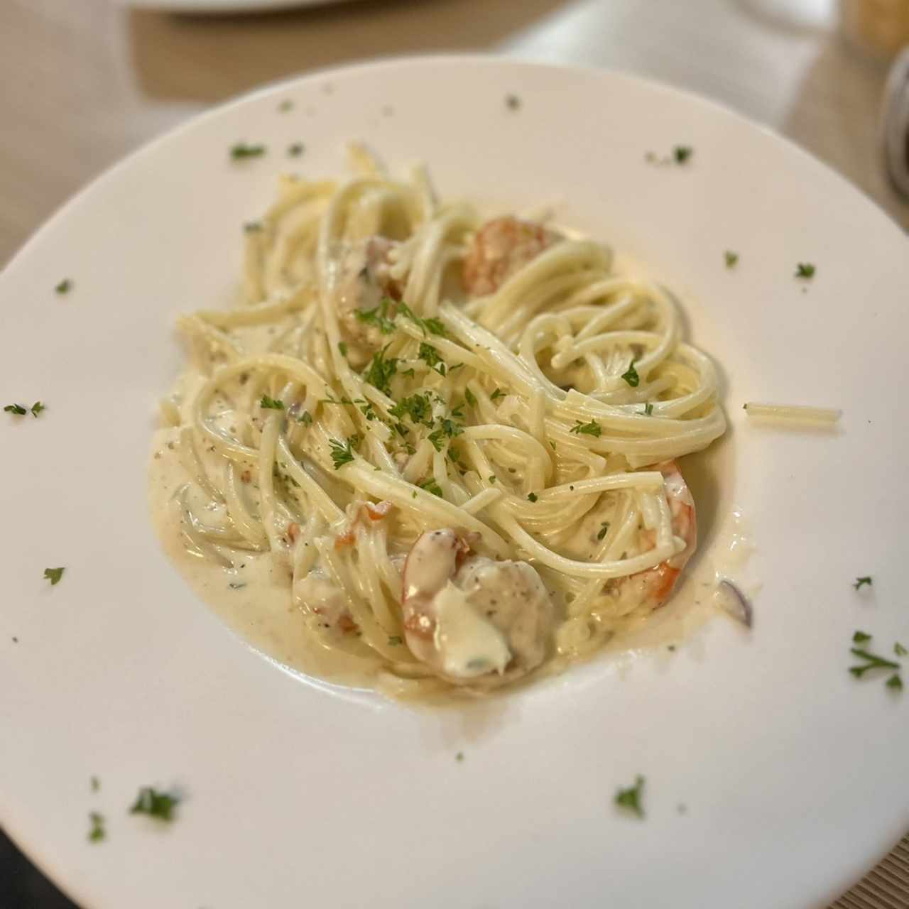 Pasta con crema y camarones 