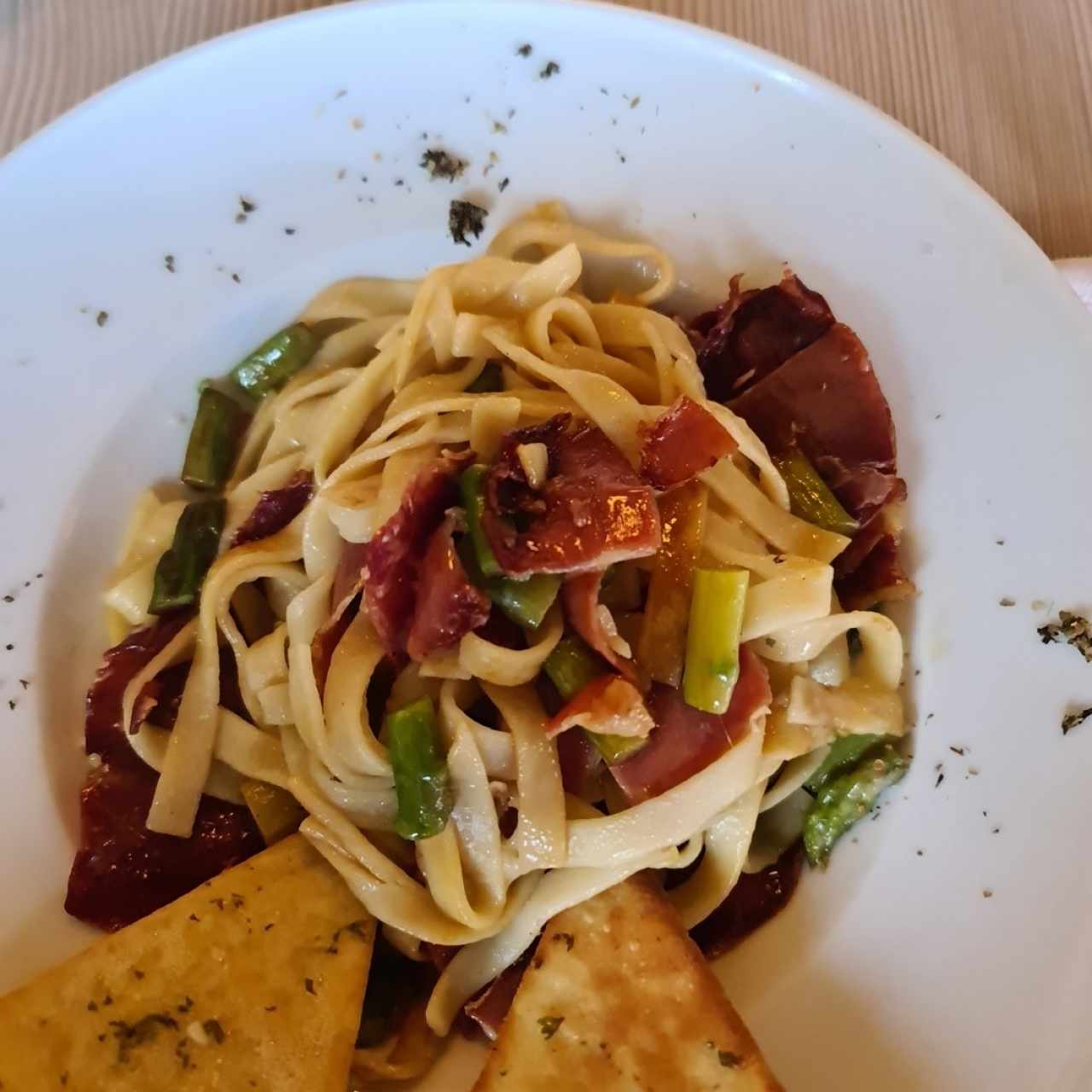 pasta con prosciutto en aceite de trufa