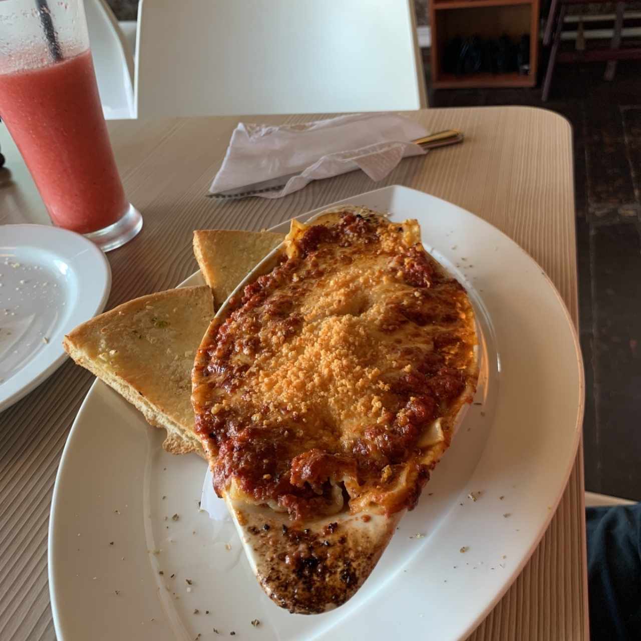 Lasagna de carne y licuado de fresas