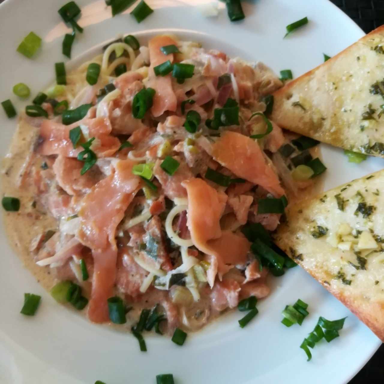 Spaguetti en salsa de salmón ahumado