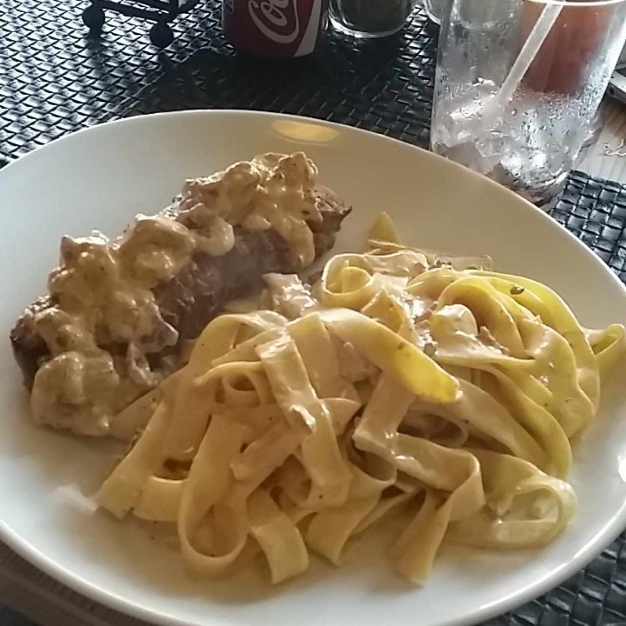 Steak en Crema de Oporto con champiñones acompañada de pasta en su salsa con crocante de bacon