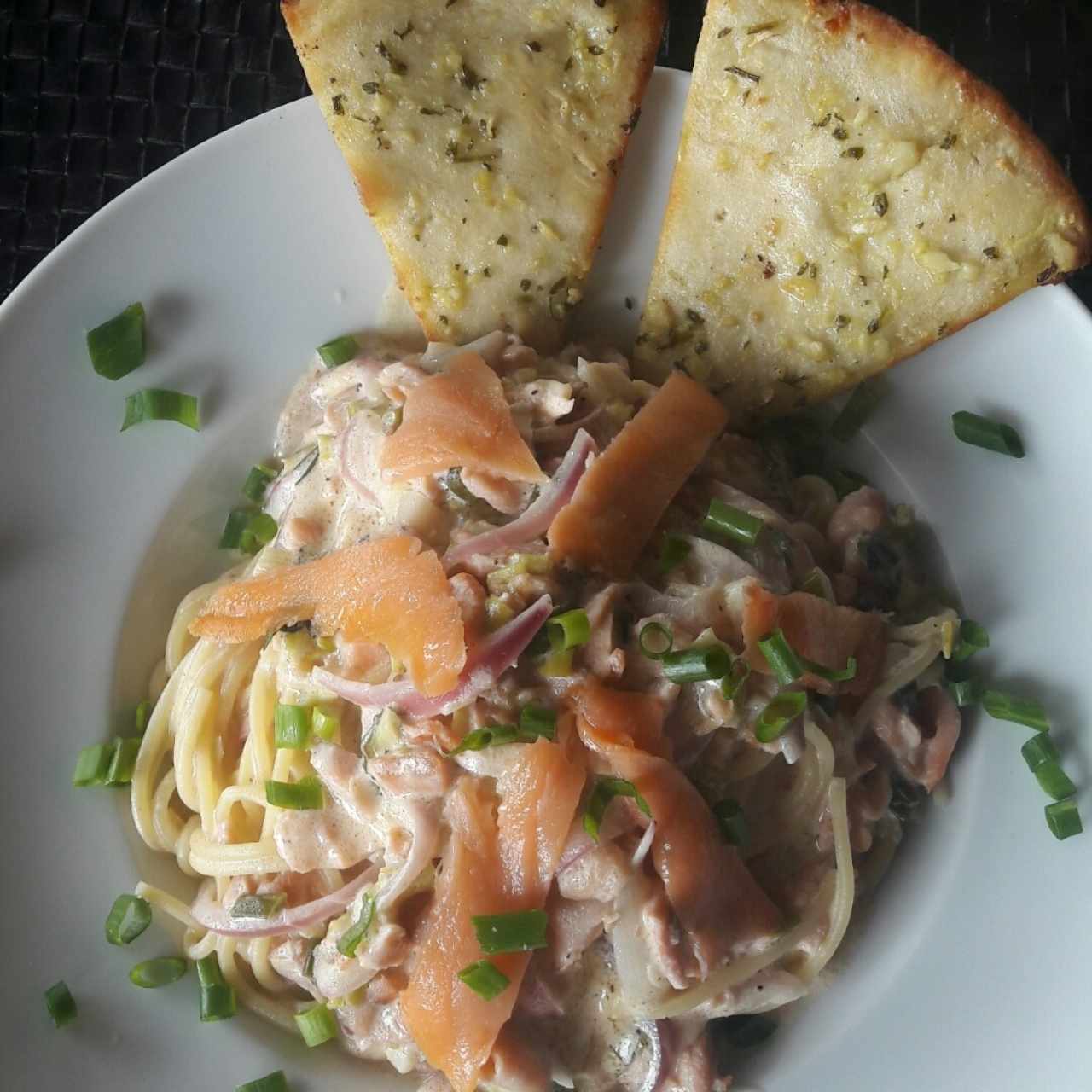 Spaguetti en salsa de salmón ahumado