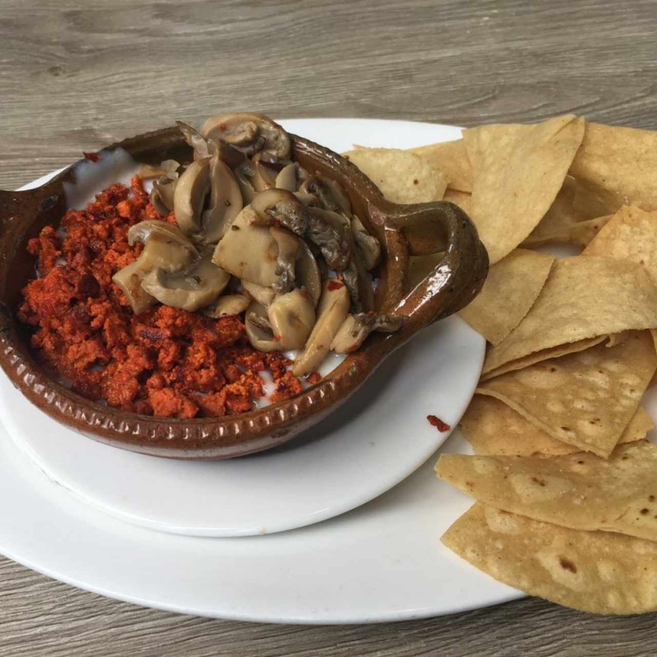 Queso fundido chorizo-champiñones