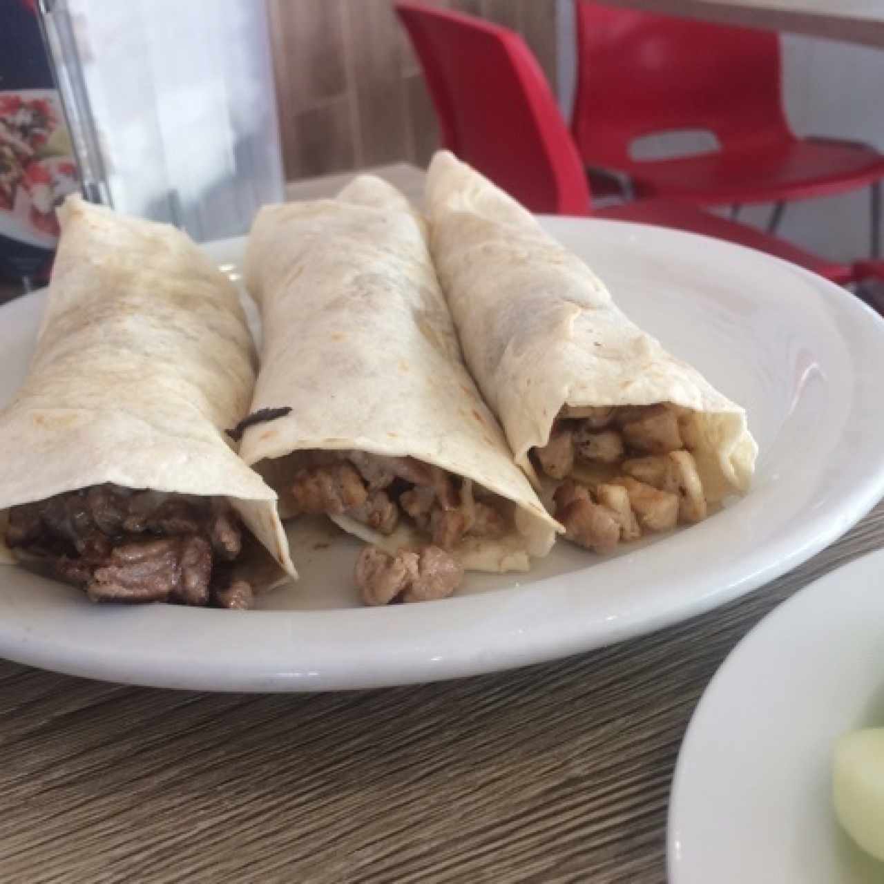 tacos de pollo , chorizo y steak