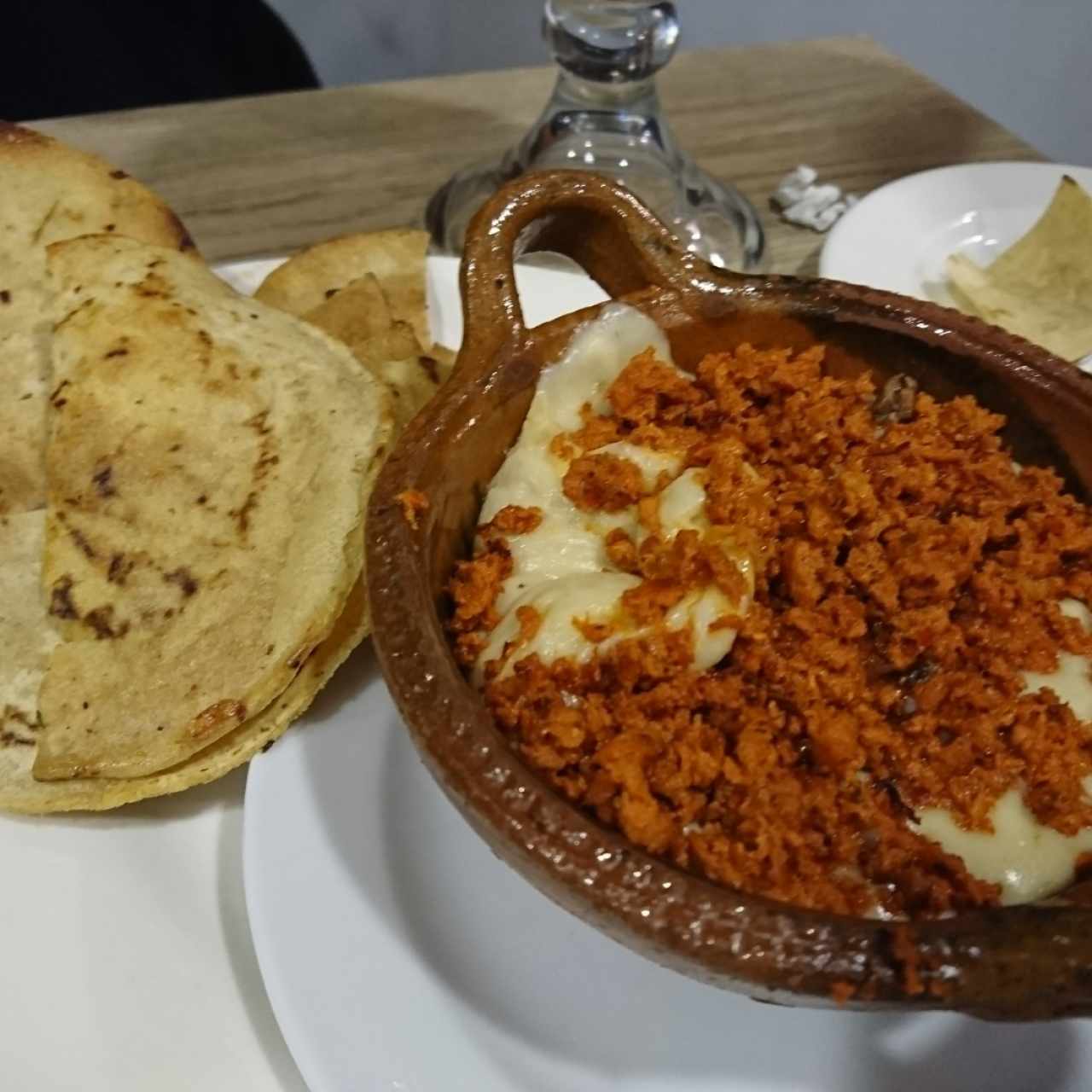 queso fundido con chorizo