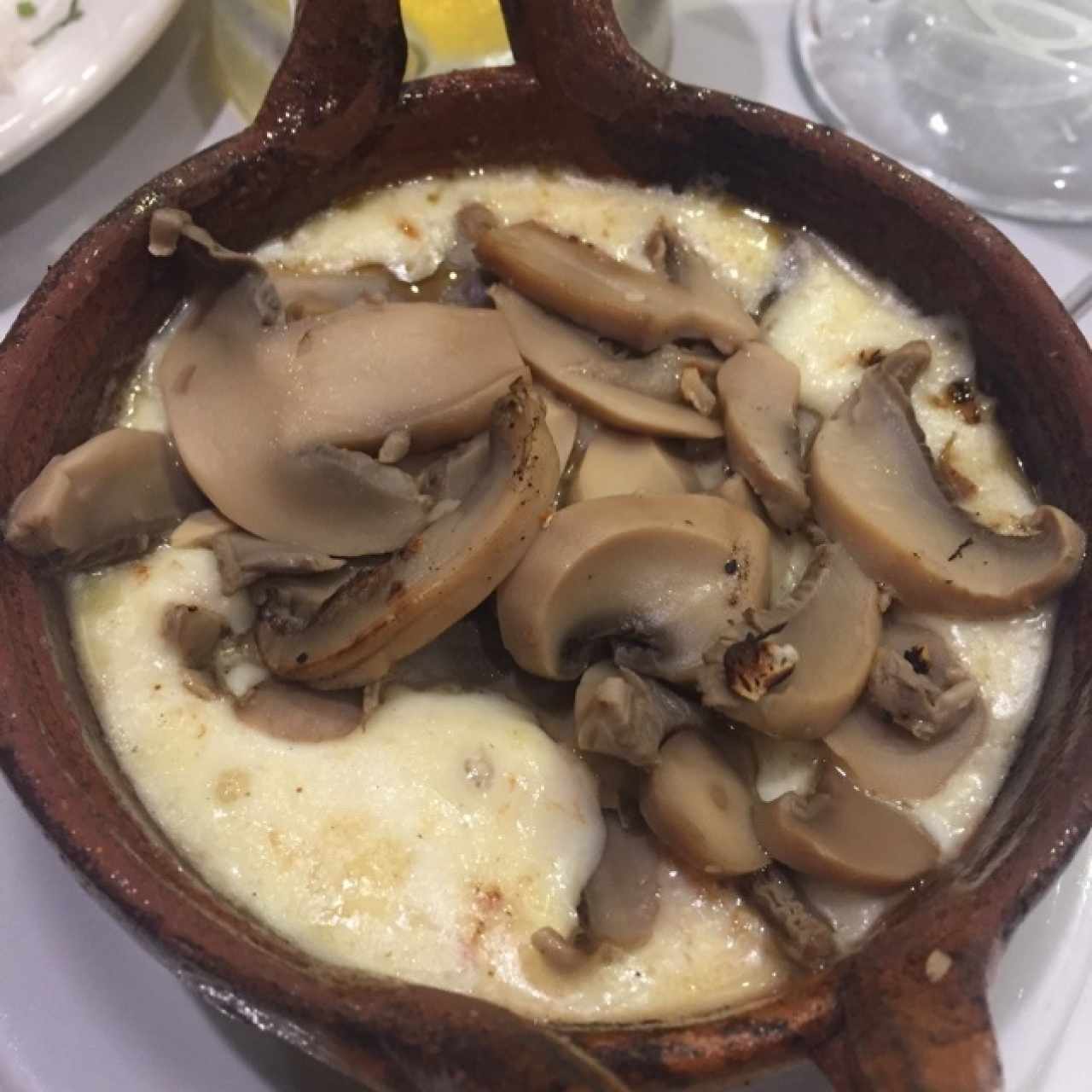 queso fundido con champiñones