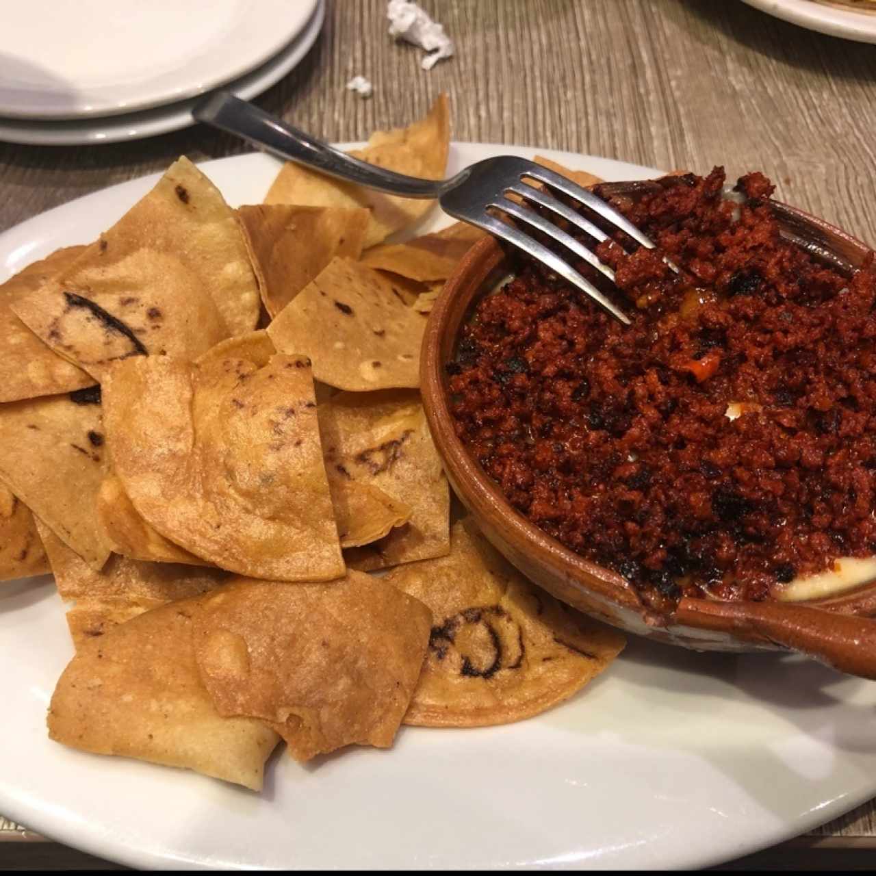 queso fundido con chorizo