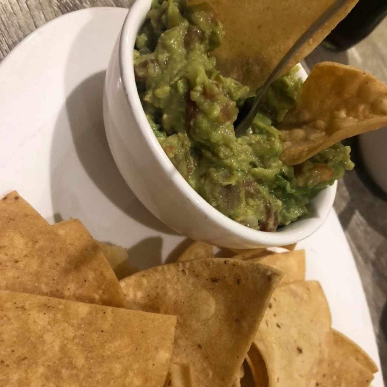 guacamole con totopos