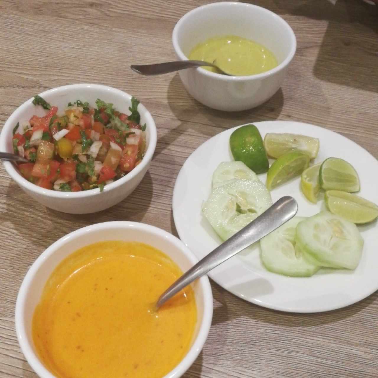 salsas picantes, limones, pepinos y pico de gallo cortesía de la casa