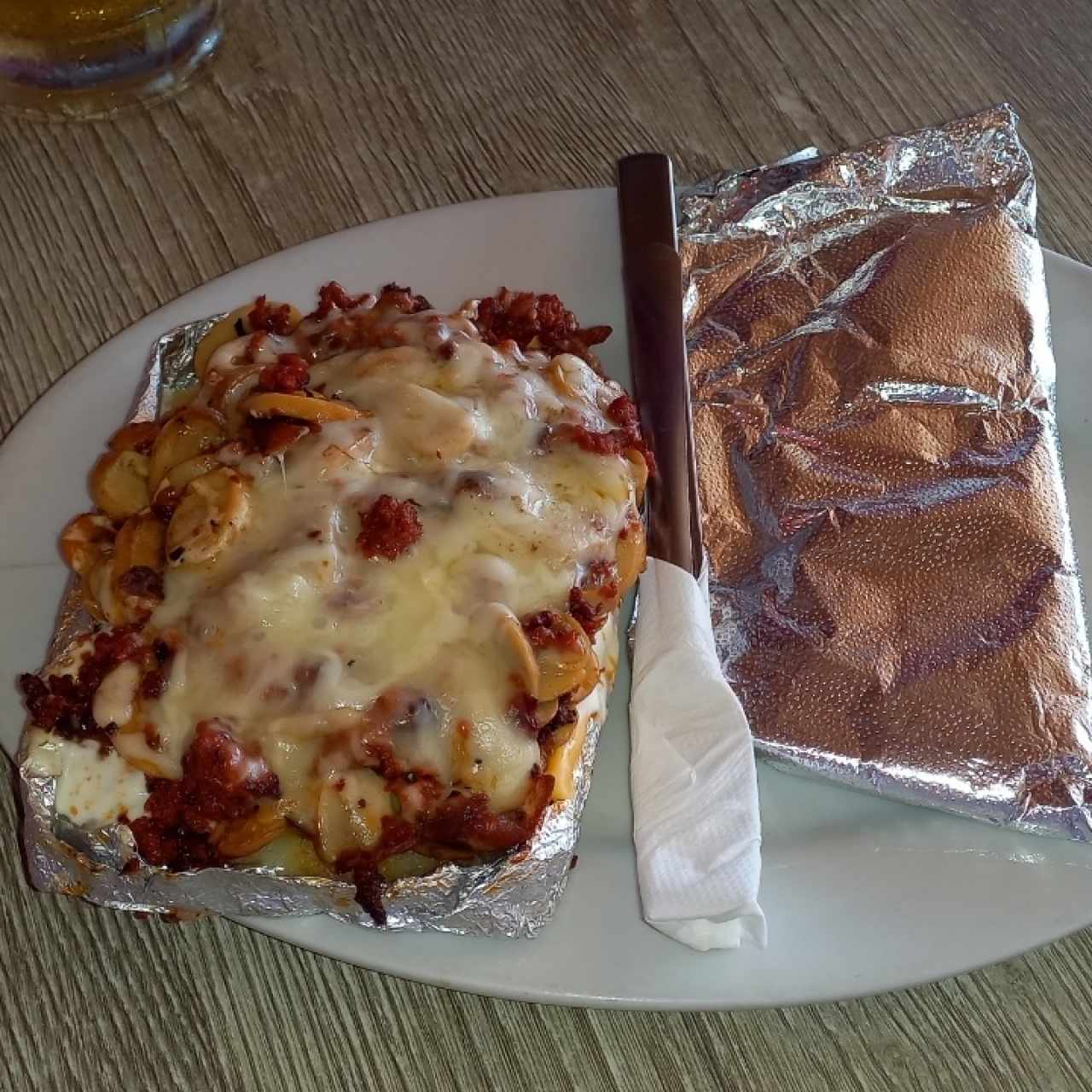 papa con queso, chorizo y hongos