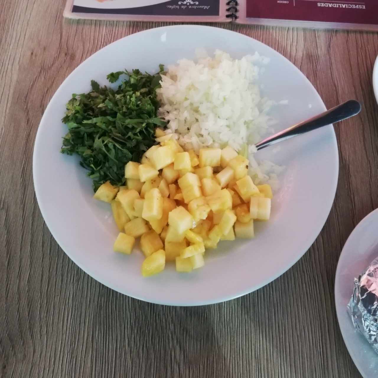 piña, cilantro y cebolla