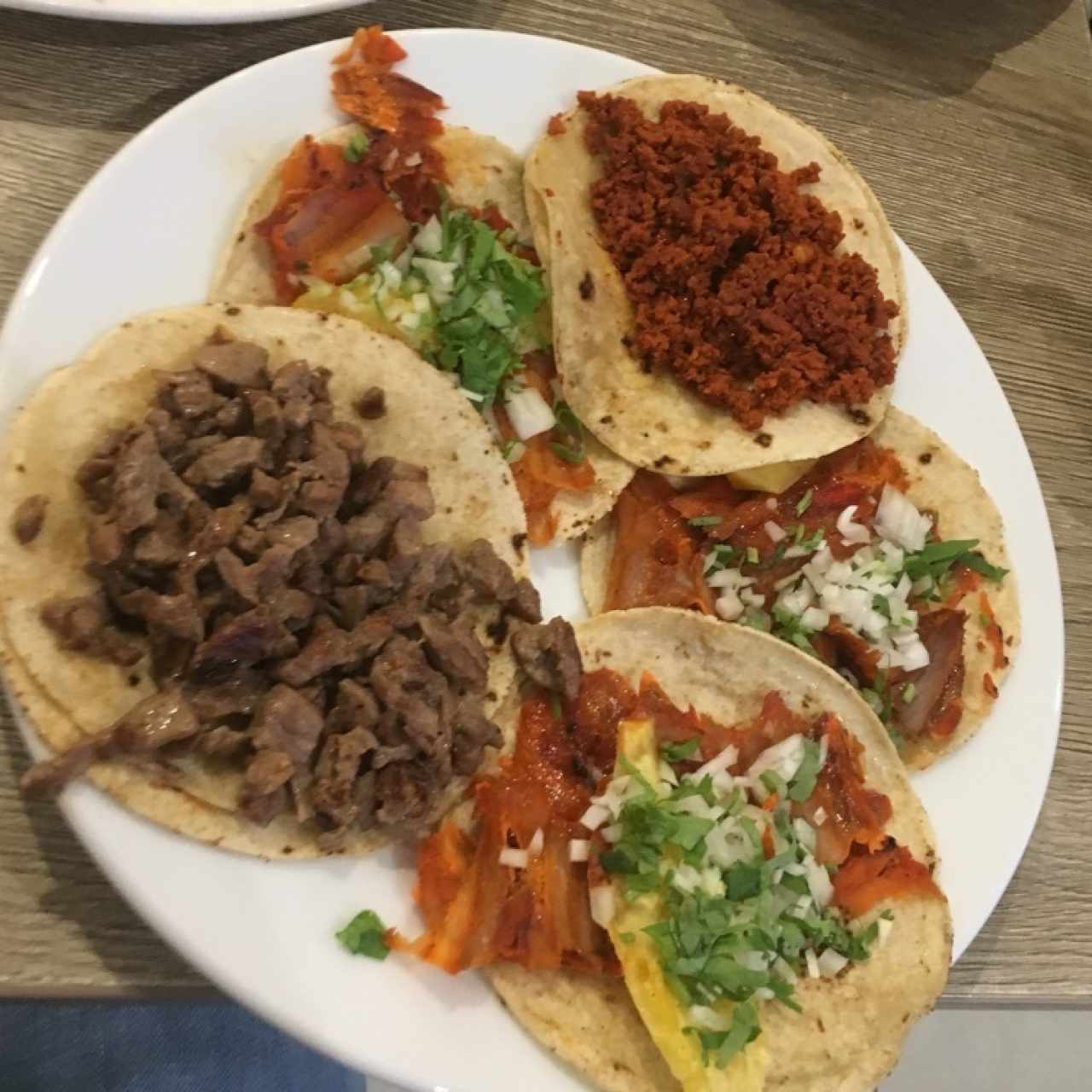 3 tacos al pastor, 1 de bistec y 1 de chorizo