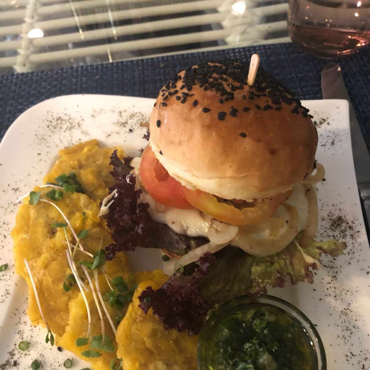 hamburguesa angus con patacones