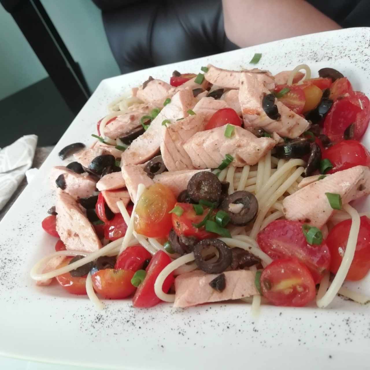 spaghetti con salsa mediterránea (salmon tomate cherry y olivas negras)