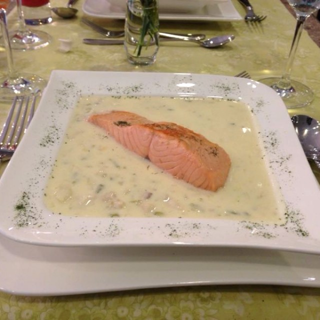 Bisque de salmón y merluza 