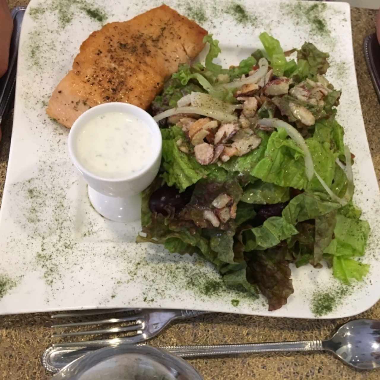 salmón con ensalada detox