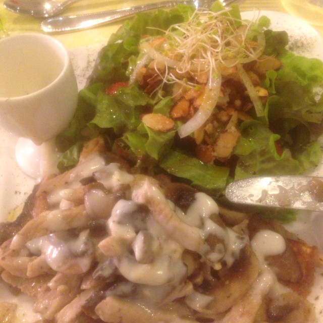 Crepe de pollo y hongos con ensalada Detox 