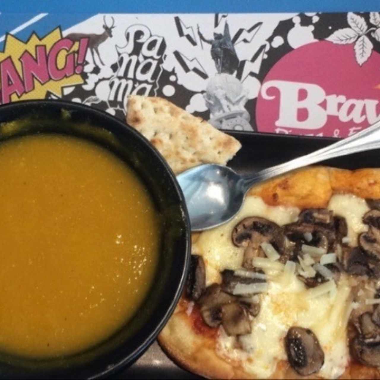 Menu ejecutivo, pizza de hongos com sopa de zapallo de entrada