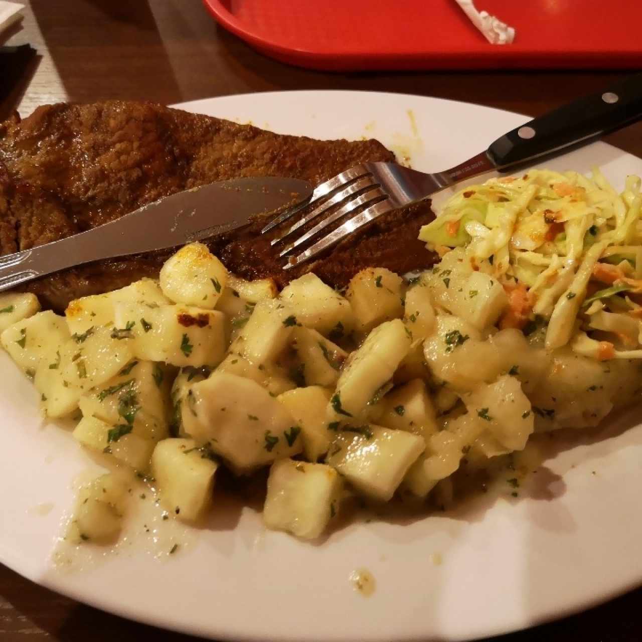 Carne asada con yuca al mojo