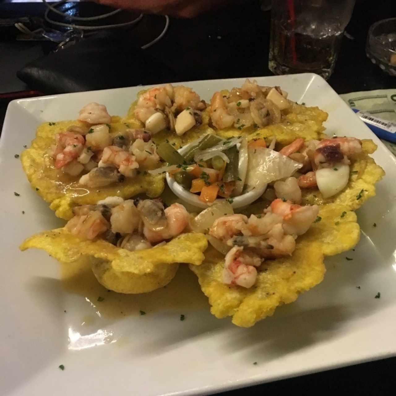 Canastas de patacon rellena de mariscos