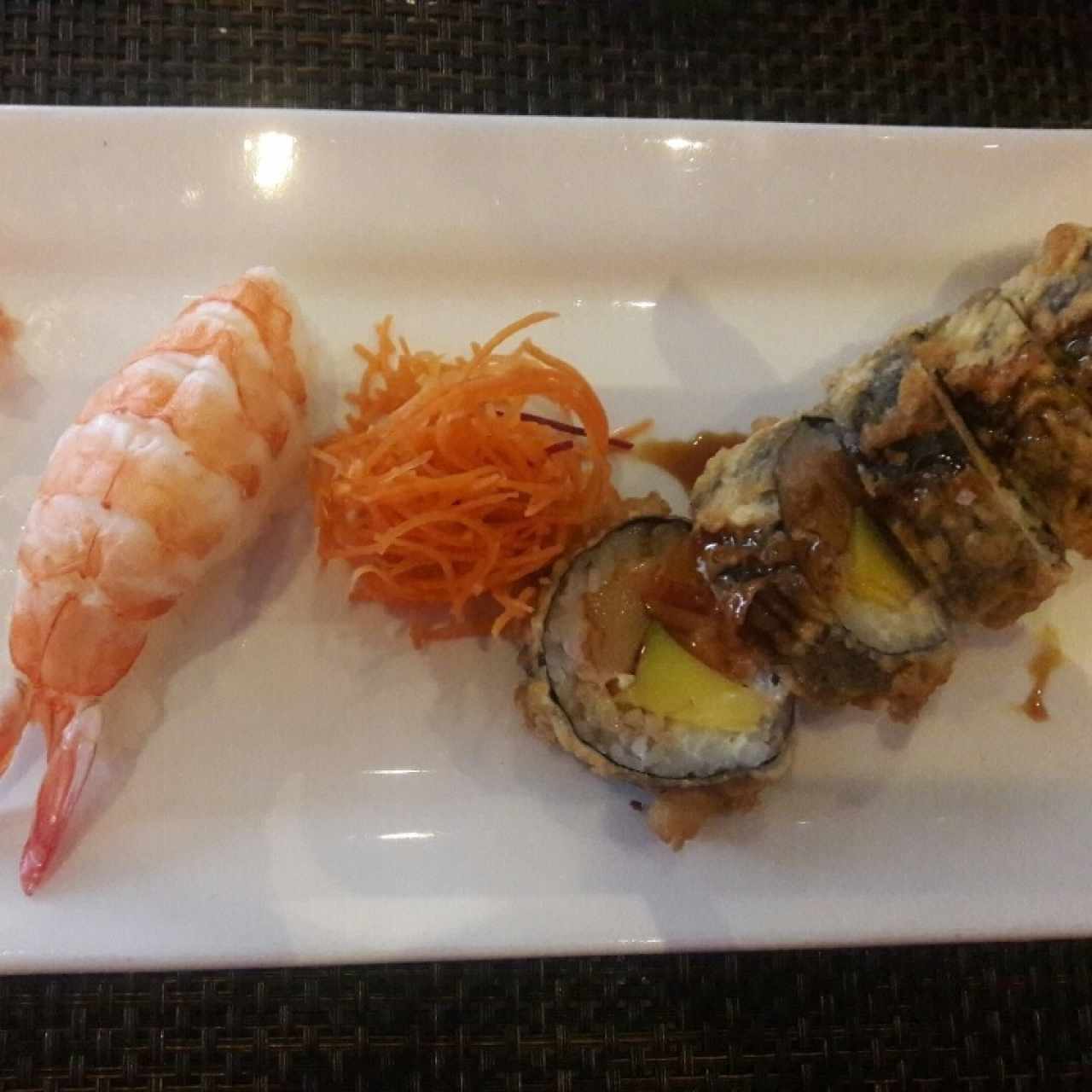 Niguiri de Langostino y Tiger Roll