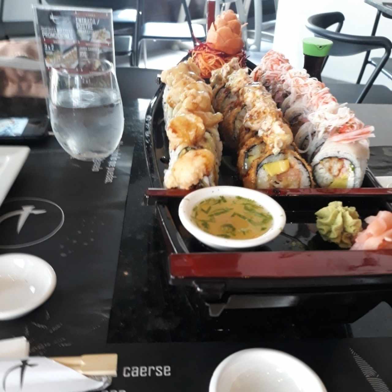 Ebi rock-Kunfu Panda Roll-Ceviche Roll(trae salsa jugo de limón y especias)