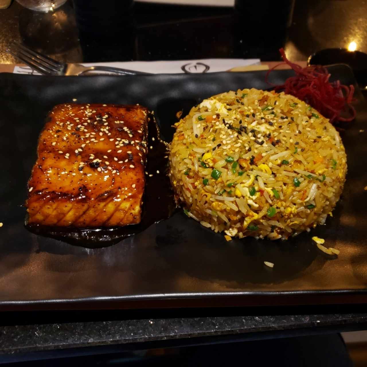 Yakimeshi con Salmón 