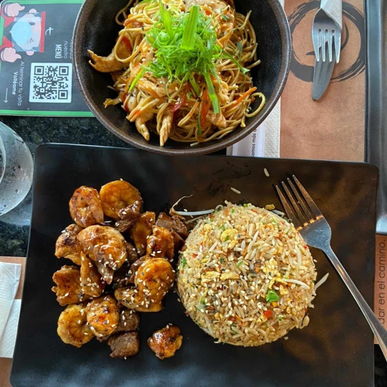 Mixto (pollo, filete y langostinos) y Yakisoba