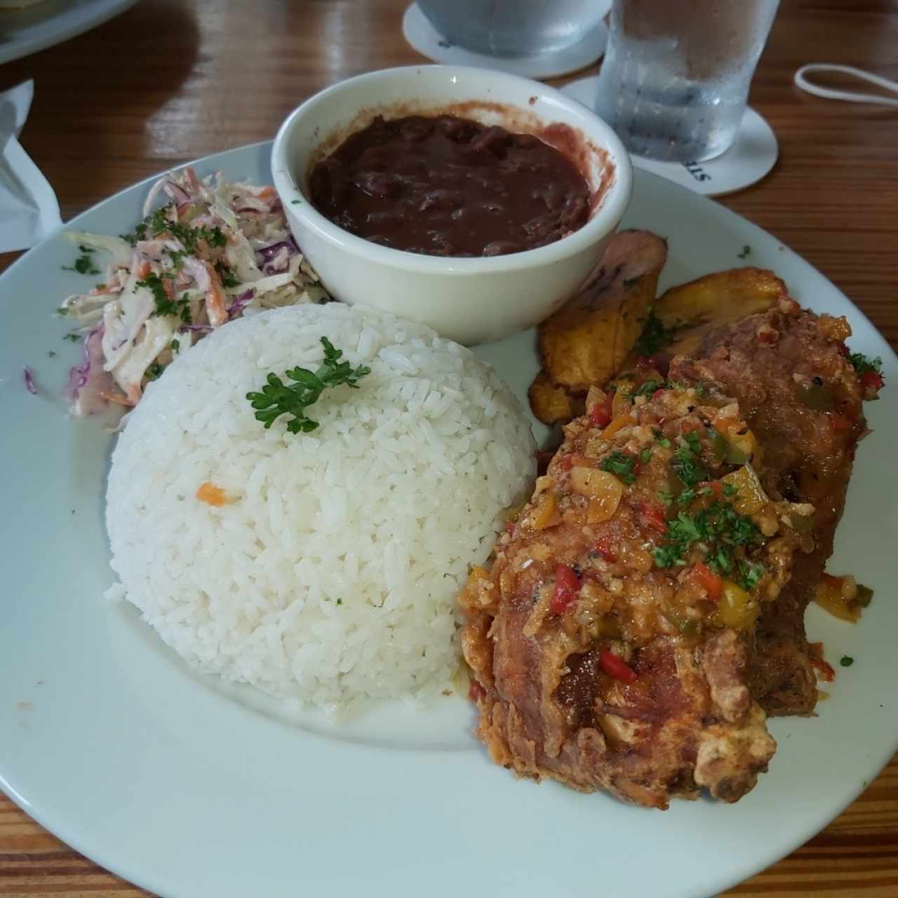 Pollo frito con arroz, ensalada y caraotas