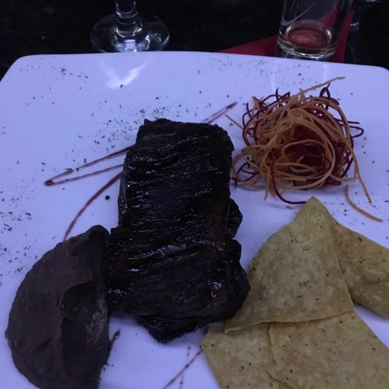 Entraña importada a la parrilla con chimichurri y mantequilla de hierbas