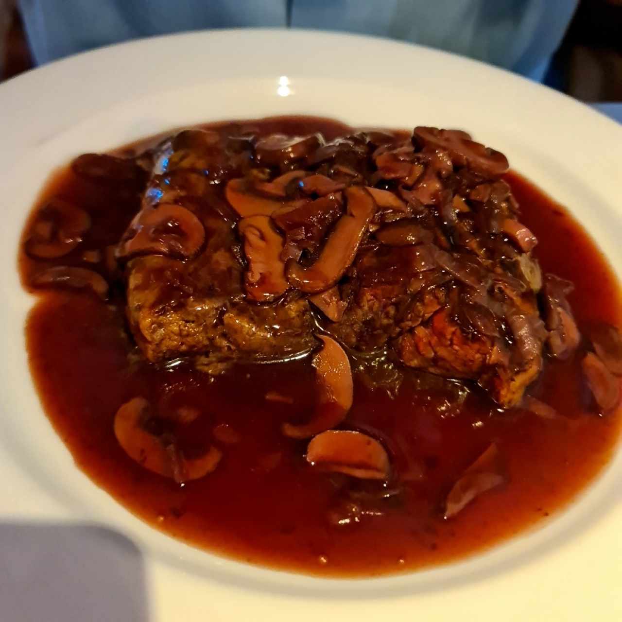 Filete de Res al Champiñón y Vino Tinto