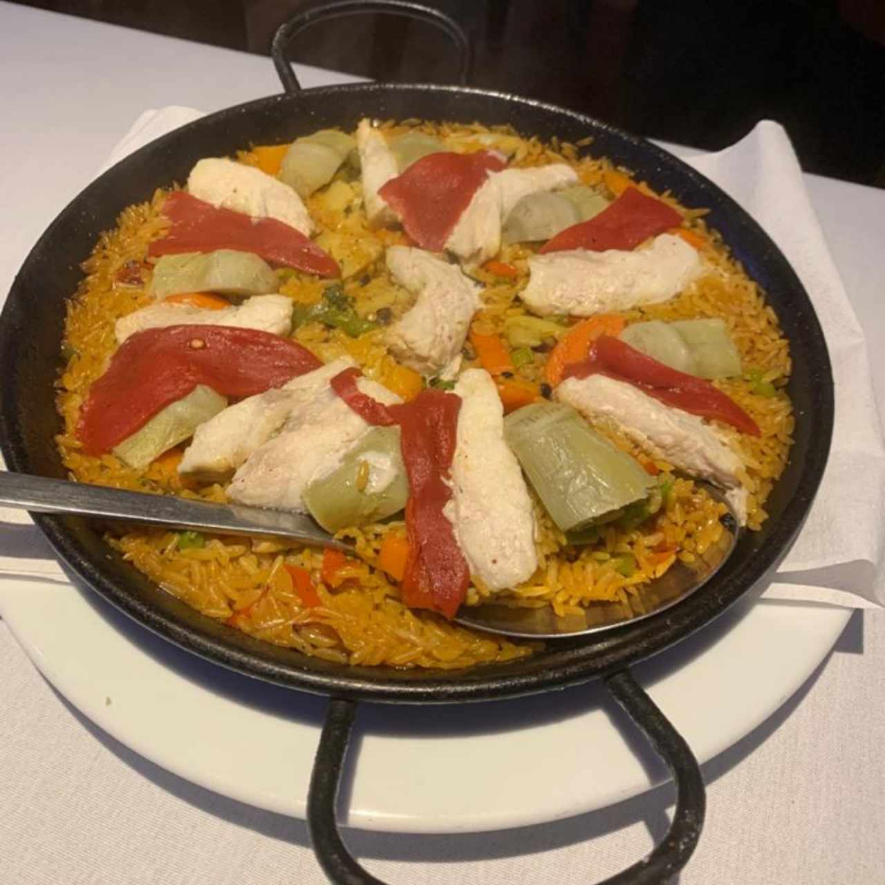 Paella de pescado y vegetales